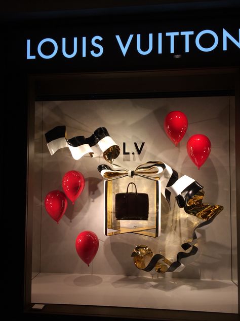 Louis Vuitton Venice store - Holiday 2014 Siam Paragon, Luxury Windows, Window Display Retail, Window Shopper, Furniture Design Sketches, Christmas Windows, Retail Store Display, Architecture Portfolio Design, Store Window Displays