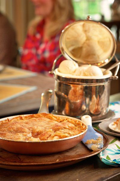 Trisha Yearwood Apple Pie, Trisha Yearwood Skillet Apple Pie, Skillet Apple Pie Trisha Yearwood, Trisha Yearwood Recipes Dessert, Trish Yearwood Recipes, Tricia Yearwood Recipes, Apple Pie With Cheese, Skillet Apple Pie, 2023 Thanksgiving