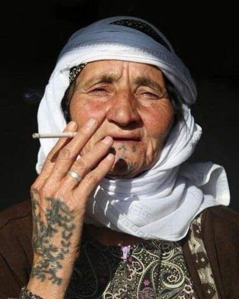 To have come this far is a gift. 👁 Pics via Pinterest. ❤️️ Tatooed Woman, Croatian Tattoo, Face Tattoos, Old Woman, Berber Women, Body Modifications, People Of The World, Body Mods, Syria