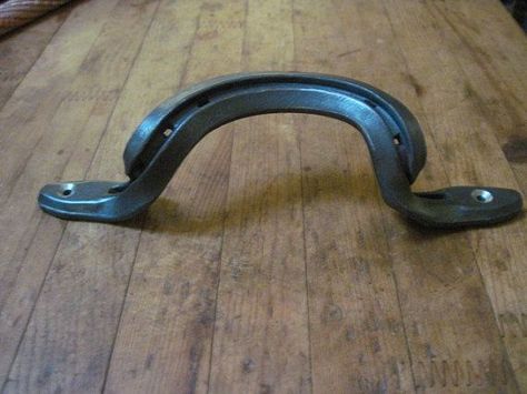 Painting Hardware, Horseshoe Ideas, Horseshoe Projects, Gate Handles, Western Crafts, Wagon Wheels, Cowboy Decorations, Horseshoe Decor, Blacksmith Projects