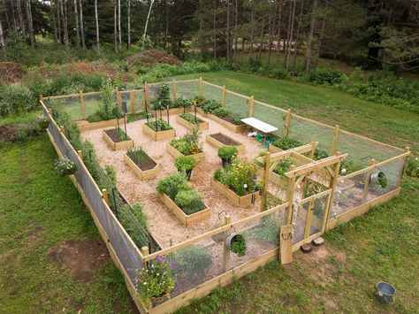 Enclosed Garden Ideas Raised Beds, Alaska Garden, Raised Garden Beds Diy Vegetables, Enclosed Garden, Fenced Vegetable Garden, Diy Garden Fence, Vegetable Garden Planning, Vegetable Garden Diy, Potager Garden