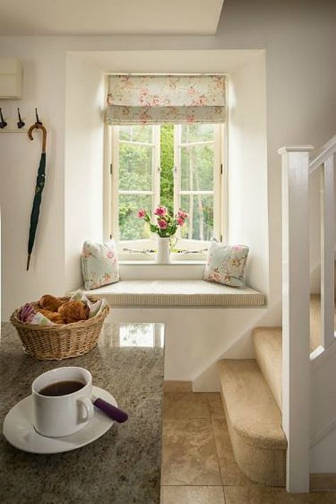 Modern Cottage Kitchen, Cosy Home Decor, Cottage Windows, Self Catering Cottages, Country Cottage Decor, Cottage Interior, Cottage Kitchens, Style Cottage, 아파트 인테리어