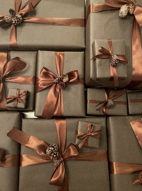 // p r e s e n t s Monochrome Christmas Wrapping, Fall Gift Wrapping, Brown Christmas Gift Wrapping, Brown Gift Wrap, Xmas Present Wrapping Ideas, Rustic Christmas Wrapping Ideas, Elegant Wrapping Ideas, Christmas Present Wrapping Ideas Unique, Brown Wrapping Paper Ideas Christmas