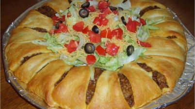 Taco Ring (From Pampered Chef) Recipe - Food.com Crescent Taco, Taco Ring Recipe, Crescent Roll Taco, Crescent Roll Taco Bake, Taco Ring, Baked Tacos Recipe, Italian Casserole, Pillsbury Crescent, Taco Dinner