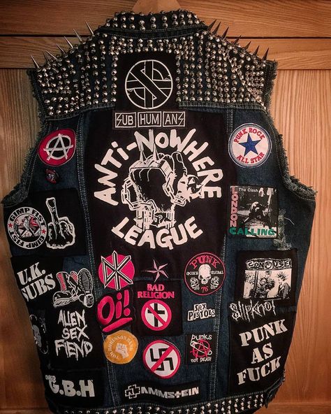 Back Patches For Jackets Punk, Diy Punk Jacket Ideas, Back Of Battle Jacket, Punk Vest Diy, Battle Vest Punk, Punk Jacket Patches, Punk Jacket Ideas, Punk Patch Jacket, Battle Jacket Ideas