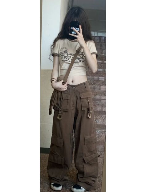 Choco Brown Pants Outfit, Choco Brown Outfit, How To Style Brown Cargo Pants, Dark Brown Cargo Pants Outfit, Ootd Cargo Pants, Brown Cargo Pants Outfit, Brown Jeans Outfit, Cargo Jeans Outfit, Brown Pants Outfit