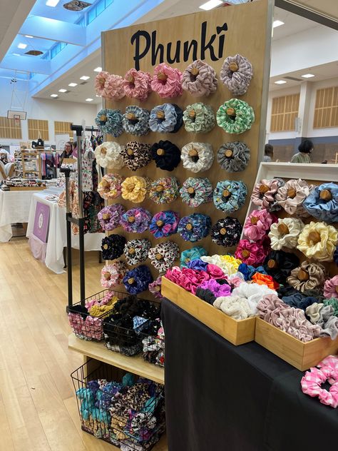 Market Scrunchie Display, Scrunchie Stand Diy, Diy Scrunchie Display Stand, Scrunchie Booth Display, Scrunchie Board Display, Scrunchie Craft Fair Display, Hair Bow Display Craft Show Fair Booths, Headband Vendor Display, Scrunchie Vendor Display