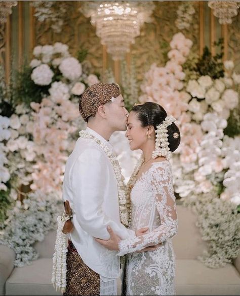 Maudy ayunda & jesse choi menggunakan baju adat pernikahan dari jawa Wedding Preparation Photos, Wedding Photography Detail Shots, Muslim Wedding Photography, Muslimah Wedding Dress, Foto Wedding, Wedding Portrait Poses, Wedding Details Photography, Wedding Photos Poses, Traditional Wedding Dresses