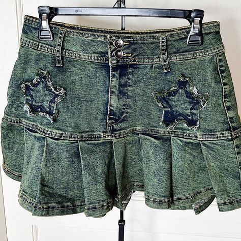 Hot Topic Denim Frayed Star Patch Pleated Mini Skirt Size Medium Zip With Button Fly Front & Back Frayed Star Patches Pleated Cotton/Polyester Sample Piece No Brand Tags New Never Worn 14” Waist 15” Length