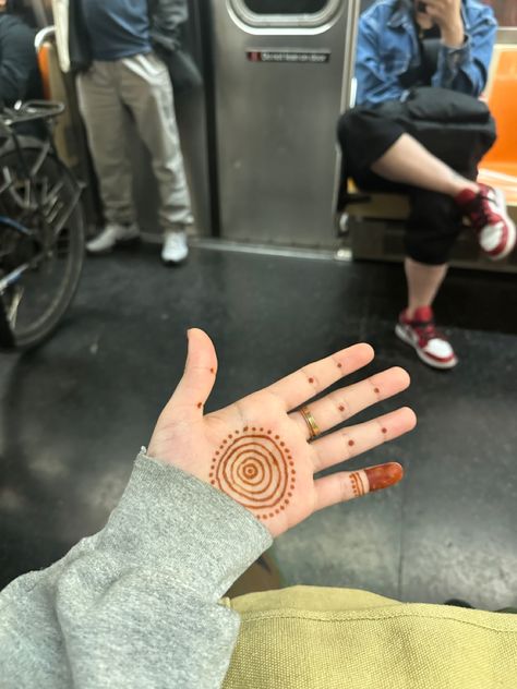 Spiral aesthetic palm henna on nyc train Henna Geometric, Sun Henna Designs, Dainty Henna, Henna Aesthetic, Herbal Business, Henna Palm, Small Henna Tattoos, Palm Henna Designs, Palm Henna