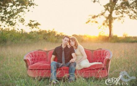 Couch Poses, Christmas Couch, Vintage Wedding Table Settings, Autumn Photos, Vintage Wedding Table, Wedding Shoes Vintage, Vintage Couch, Red Couch, Couples Posing