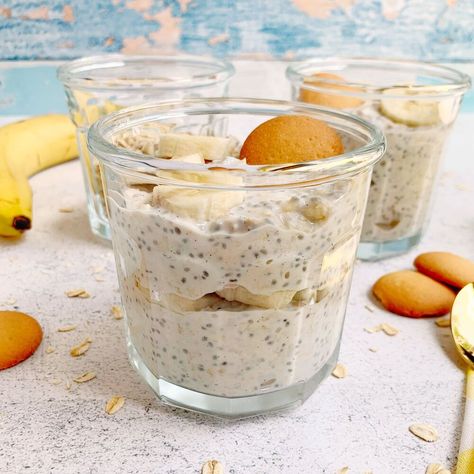 Today, we’re making Banana Cream Pie Overnight Oats! Now real talk for a second, does this taste exactly like rich creamy custard piled high with cookies, whipped cream, and a side of bananas? Not quite. But, does this taste like a boring old breakfast? It’s a “no” there too. These oats are definitely creamy and decadent while being totally good for you. Banana Cream Pie Overnight Oats, Night Oats, Sausage Gravy And Biscuits, Oat Recipes, Oat Recipes Healthy, Overnight Oats Recipe Healthy, Indulgent Food, Thanksgiving Recipes Side Dishes, Oats Recipe