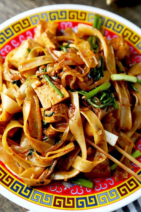 Vegetarian Bites, Chow Fun Noodles, Chow Fun Recipe, Keto Chinese, Best Tofu Recipes, Chow Fun, Vegetarian Protein Sources, Noodles Recipes, Asian Noodle