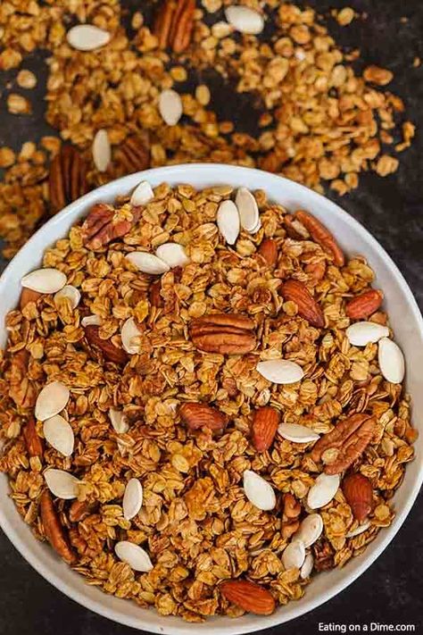 With very few ingredients, you can make this pumpkin granola recipe with items you probably already have in the pantry. Try pumpkin granola! Diy Granola Recipe, Pumpkin Granola Recipe, Diy Granola, Healthy Munchies, Pumpkin Spice Granola, Easy Homemade Granola, Granola Ingredients, Pumpkin Granola, Granola Recipe Homemade