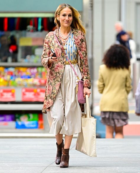 Details on Every 'And Just Like That' Season 2 Outfit - PureWow Creative Style Outfits, Sarah Jessica Parker Style, Carrie Bradshaw Outfits, Parker Outfit, Carrie Bradshaw Style, Bodycon Shirt, Aesthetic Outfits Vintage, Patricia Field, Kristin Davis