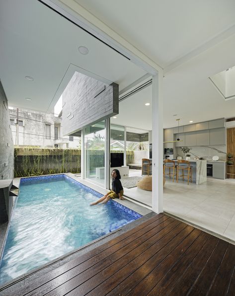 Indoor Pool House, Indoor Swimming Pool Design, Modern Small House Design, Indoor Outdoor Pool, Rest House, Modern House Facades, Cozy Room Decor, Indoor Swimming Pools, Small Pool