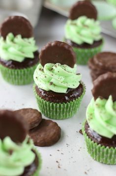 Mint Cupcakes, Dessert Cupcakes, Yummy Cupcakes, Food Cakes, Chocolate Cupcakes, Girl Scout, Mint Chocolate, Cupcake Cookies, Cupcake Recipes