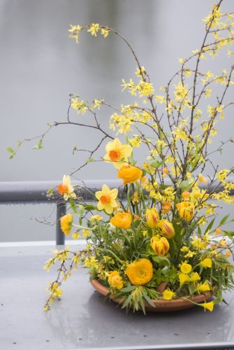 daffodils in flower arrangements | forsythia, tulips, daffodils, ranunculus, Françoise Weeks Francoise Weeks, Vegetative Floral Design, Tulpen Arrangements, Spring Flower Arrangements Centerpieces, Easter Arrangements, Yellow Flower Arrangements, Deco Flowers, Easter Flower Arrangements, Tulips Arrangement