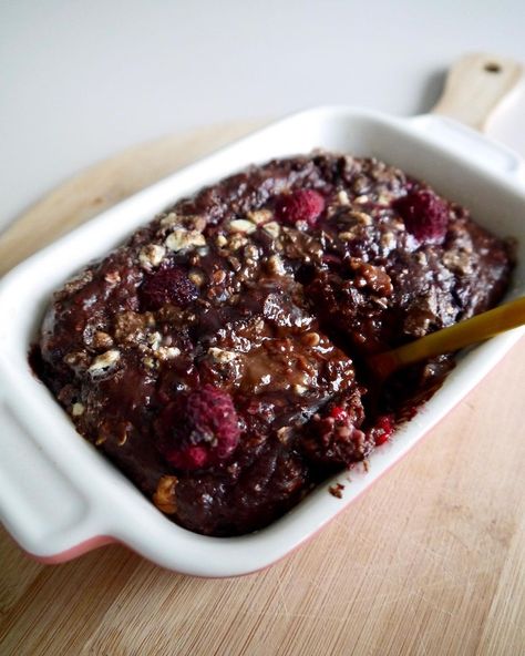 Rachel Hosie on Instagram: “Triple chocolate raspberry brownie batter baked oats!!! My latest incarnation of my baked oats may be my fave yet - I was going to make a…” Raspberry Brownie, Chocolate Raspberry Brownies, Savory Oatmeal, Raspberry Brownies, Chocolate Oatmeal, Oats Breakfast, Brownie Batter, Baked Oats, Triple Chocolate