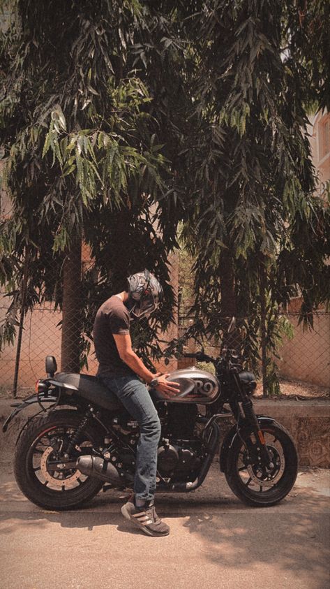 Royal Enfield Bike Poses Men, Pose With Royal Enfield, Bullet Bike Poses Men, Royal Enfield Aesthetic, Bike Poses Men, Poses With Bike, Pose With Bike, Royal Enfield 350, Rider Aesthetic