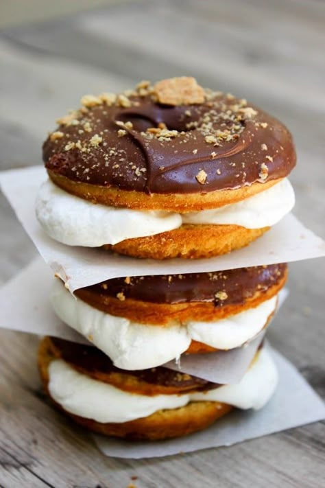 Baked S'mores Donuts - A Dash of Sanity Summer Donut Ideas, Donut Dessert Ideas, Chocolate Frosted Cake, Smores Donut, Baked Donut Recipe, Baked Smores, Donuts Gourmet, Frosted Cake, Baked Donut