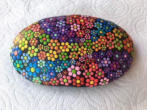 Rock Mandala Patterns Easy, Dotted Painted Rocks, Dot Rock Art, Rock Dotting Ideas, Rock Painting Mandala Easy, Rock Dot Art, Dot Rock Painting Ideas, Dot Art On Rocks, Dot Rock Painting