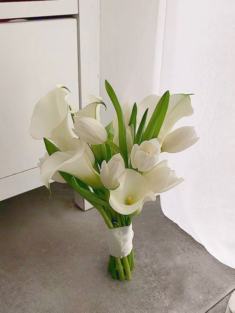 Tulip And Calla Lily Bouquet, Calla Lily And Tulip Wedding Bouquet, Cala Lilly Wedding Bouquet White, Calla Lily Floral Arrangements, Lilies Wedding Decorations, Calls Lily Bouquet, Calalilly Bouquet, Lily And Tulip Bouquet, White Tulip Bouquet Wedding