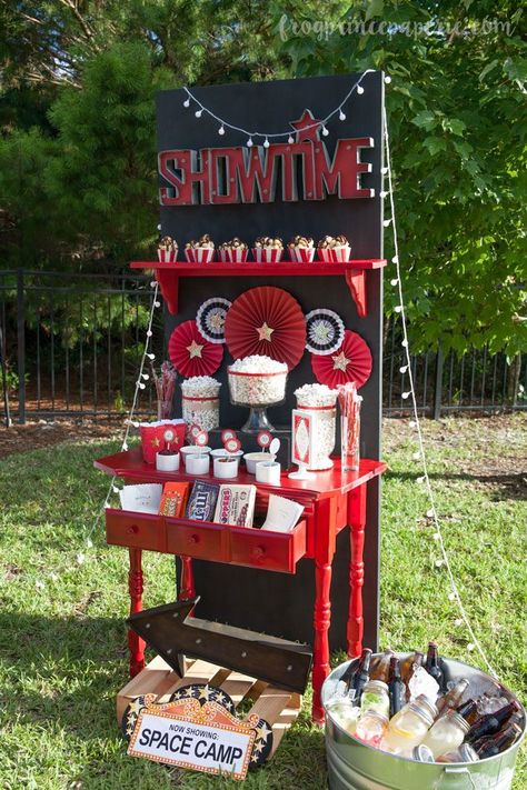 Ideas for a show-stopping Backyard Movie Party and Popcorn Bar Ideas for your concession stand! Popcorn Bar Ideas, Movie Party Ideas, Movie Party Decorations, Backyard Movie Night Party, Movie Theater Party, Backyard Kids Party, Outdoor Movie Party, Birthday Popcorn, Backyard Movie Theaters