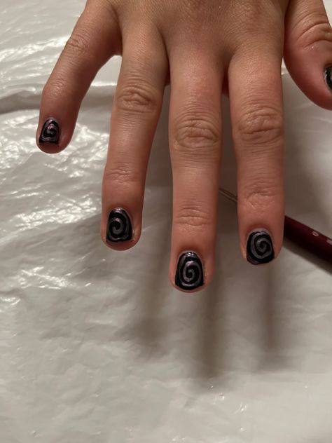 Swirly Short Nail Designs, Short Nails Swirl Design, Easy Short Nail Designs Diy, Swirls On Nails, Short Swirl Nails, Spiral Nails, Swirl Nail Designs, Black Nails Short, Diy Nails Easy