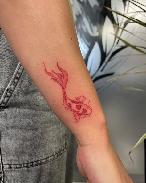 𝖘𝖎𝖑𝖛𝖎𝖆✨ on Instagram: “i dont post enough red tattoos so heres a lil koi fish from a while ago ✨ thanks again lovely ❤️ id love to do more kois i get lots of…” Watercolor Koi Fish, Koi Watercolor, Indian Henna, Red Tattoo, Koi Tattoo, Koi Fish Tattoo, Fish Tattoo, Red Tattoos, Red Fish