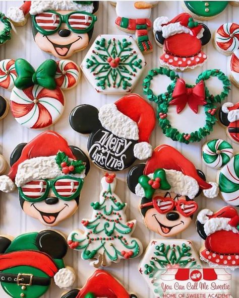 Disney Christmas Treats, Mickeys Christmas Party, Disney Christmas Party, Christmas Party Treats, Christmas Sugar Cookies Decorated, Minnie Mouse Cookies, Cute Christmas Cookies, Merry Christmas And Happy Holidays, Disney Cookies