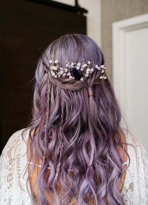 A Whimsical, Music-Festival-Inspired Boho Wedding with Magnificent Manhattan Views Purple Hair Wedding Hairstyles, Baby's Breath In Hair, Purple Hair Bride, Witchy Wedding Hairstyles, Witchy Wedding Hair, Messy Half Up Half Down Wedding, Down Hairstyles Bride, Half Up Braided Hairstyles Wedding, Lavender Wedding Hair