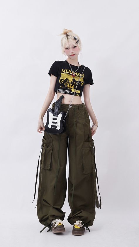 Baggy Wide-leg Hip Hop Cargo Pants, Military Style Baggy Parachute Pants With Hip Pockets, Slayy Point, Green Military Style Baggy Cargo Pants, Baggy Military Cargo Pants, Army Green Cargo Pants, Pose Mannequin, Baggy Khaki Military Cargo Pants, Horse Betting