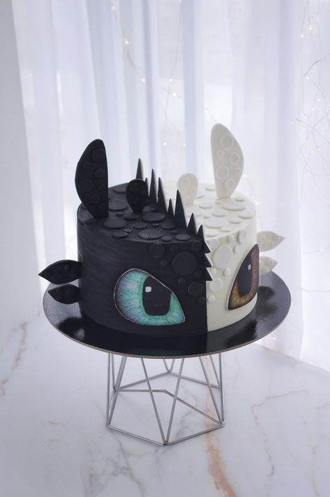 Toothless Cake, Dragon Cupcakes, Twins Cake, Dragon Cake, Toothless Dragon, Dragon Party, Painted Cakes, Shrek, Httyd