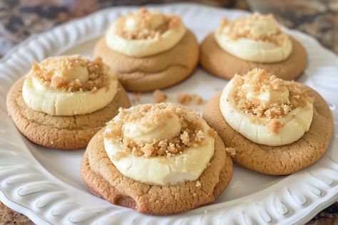 Banana Pudding Cookies: A Delicious Twist on a Classic Dessert Banana Pudding Chessman Cookies, Chessmen Cookies, Cookie Swap Recipes, Banana Pudding Cookies, Pudding Cookies Recipes, Macadamia Cookies, Banana Pudding Cheesecake, Creamy Pudding, Wedding Cookie