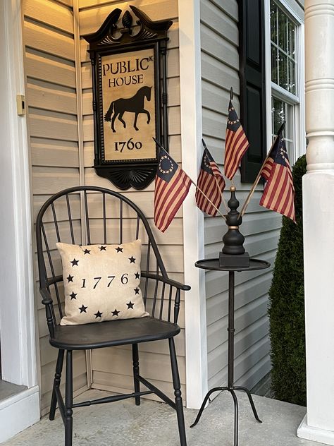 Farm Porch Ideas Country Farmhouse, Shabby Farmhouse Decor, Fourth Of July Porch Decorating Ideas, Colonial American Decor, Primitive Outdoor Decorating, Americana Porch Decor, Americana Porch, Primitive Porch, Cabin Porches