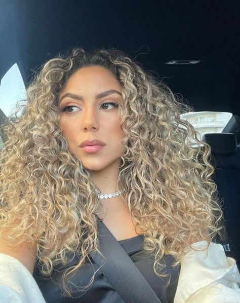 Blonde Balayage Curly Hair Natural, Curly Hair Latina, Ombre Curly Hair, Summer Blonde Hair, Highlights Curly Hair, Blonde Curly Hair, Blonde Curls, Beautiful Curly Hair, Curly Hair Styles Easy