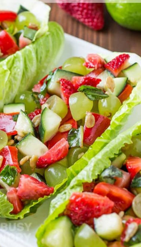 Quick fruit salad wrapped in lettuce is the perfect summer picnic food. Quick Fruit Salad, Salad With Lettuce, Summer Picnic Food, Summer Salads With Fruit, Colombian Food, Salad Wraps, Veggie Salad, Picnic Food, Lettuce Wraps