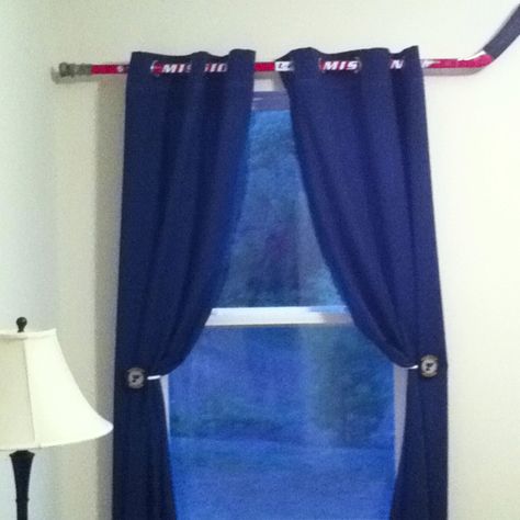 Mount an old hockey stick on curtain brackets, drill holes in two hockey pucks and insert cheap tie backs. Use large grommet panels: hockey theme window dressing!!! Hockey Bedroom Ideas, Hockey Room Ideas, Hockey Crafts, Hockey Bedroom, Hockey Decor, Hockey Room, Boys Hockey, Hockey Pucks, Curtain Brackets