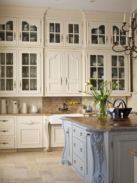 french-kitchen-island - Home Decorating Trends - Homedit French Country Style Kitchen, French Country Kitchen Designs, Taupe Kitchen, French Country Rug, Kitchen Colours, French Country Decorating Kitchen, Kitchen Colour, Country Kitchen Cabinets, French Country Bathroom