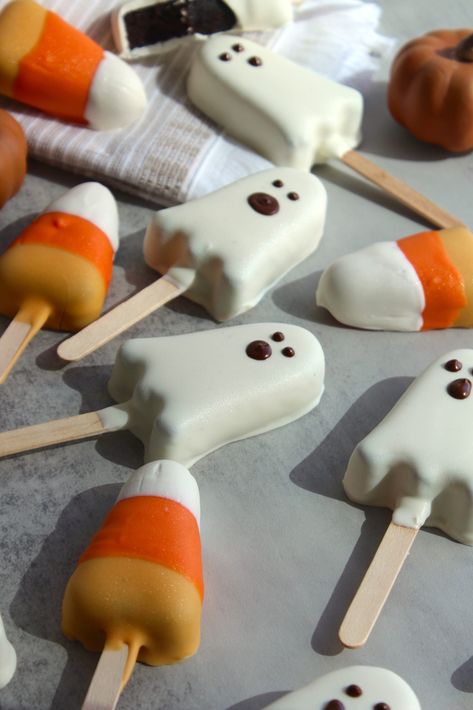 Diy Ghost Cake Pops, Molded Cake Pops, Apple Shaped Cake Pops, Cake Pop Ghosts, Coffin Cake Pops, How To Make Ghost Cake Pops, Halloween Cakepops Ideas Easy, Ghost Cake Pops Halloween, Poison Apple Cake Pops