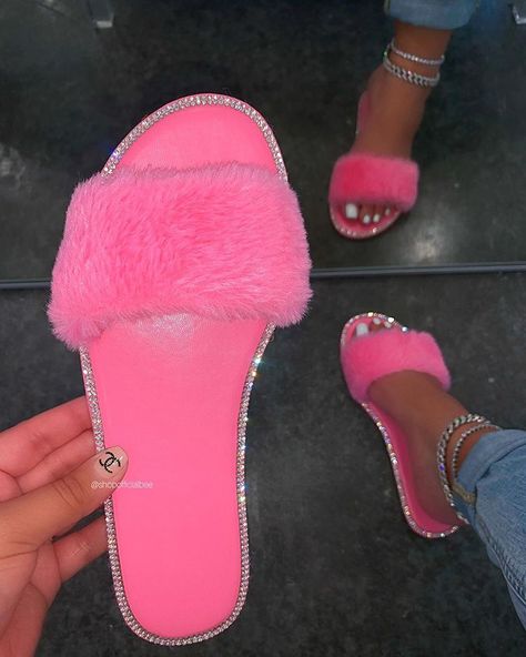 Cute Uggs, Nike Shoes Women Fashion, Fluffy Shoes, Hot Halloween Outfits, Fur Sandals, Cute Nike Outfits, Best Friend Outfits, Sparkly Heels, Pink Fur