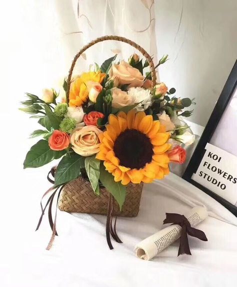 Sunflower flower basket DIY Basket Diy, Diy Basket, Flower Basket, Hoop Wreath, Floral Wreath, Sunflower, Flowers, Floral, Home Decor