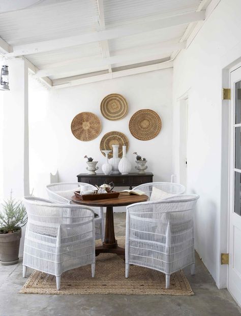 Back stoep with beaded vessels by Serpentine and rug by Gonsenhausers. Malawian chairs painted white. Interiors by Jean-Pierre de la Chaumette. Malawian Chairs, Safari Home Decor, British Colonial Decor, Simply Home, Colonial Decor, Boho Interiors, Deco Boheme, White Chair, Elegant Interiors