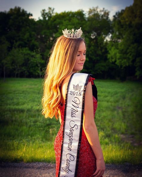 Queen Pictures Photography, Outdoor Pageant Pictures, Fair Queen Photoshoot, Pageant Winner Photoshoot, Pageant Poses Photography, Pageant Queen Photoshoot, Pageant Photoshoot Ideas Outdoor, Pageant Photoshoot, Pageant Photoshoot Ideas