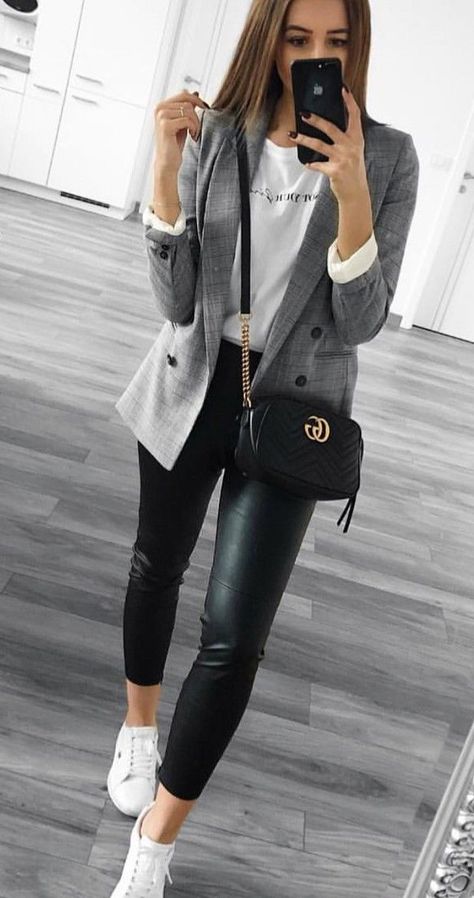 4e0d67e54ad6626e957d15b08ae128a6desc53008103ri Outfits Leggins, Look Legging, Blazer Outfits Casual, Legging Outfits, Grey Blazer, Casual Blazer, Blazer Outfits, Work Outfits Women, Business Casual Outfits