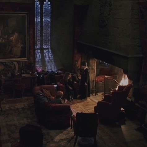 Griffindor Room Bedrooms, Gryffindor Common Room Aesthetic, Hogwarts Shifting, Hogwarts Life, Gryffindor Common Room, Hp Aesthetic, Harry Potter Girl, Hogwarts Dr, Potter Aesthetic