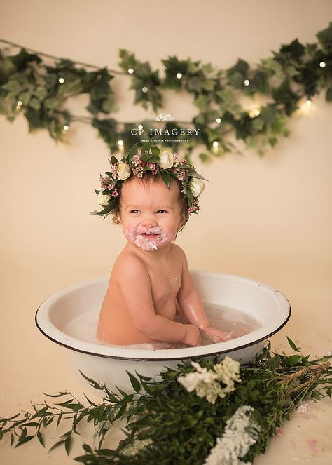 Greenery Cake, Woodland Cake, Smash Cake Girl, 1st Birthday Photoshoot, Birthday Inspo, Baby Bath Tub, 1st Birthday Photos, Photoshoot Studio, Water Splash