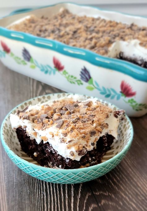 Chocolate Toffee Poke Cake (Chocolate Candy Bar Cake) - Jamie Cooks It Up Toffee Poke Cake, Filled Coffee Cake, Heath Bar Cake, Sour Cream Banana Bread, Candy Bar Cake, Homemade Hot Fudge, Chocolate Poke Cake, Bar Cake, Coffee Cake Recipe