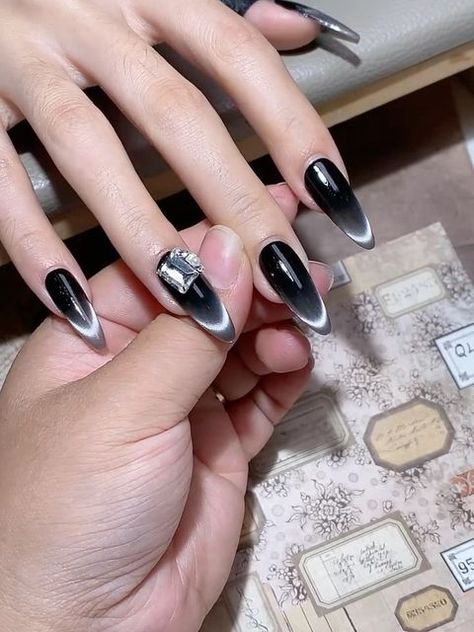 2023 Nail, Nail Techniques, Minimal Nails, Shower Skin Care, Nail Art Designs Videos, Cat Eye Gel, Black Nail Designs, Cat Eye Nails, Black Cat Eyes